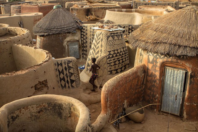 Tiébélé: Ngôi làng cổ được tạo nên từ phân bò, từng căn nhà đều là tác phẩm nghệ thuật tuyệt vời - Ảnh 14.
