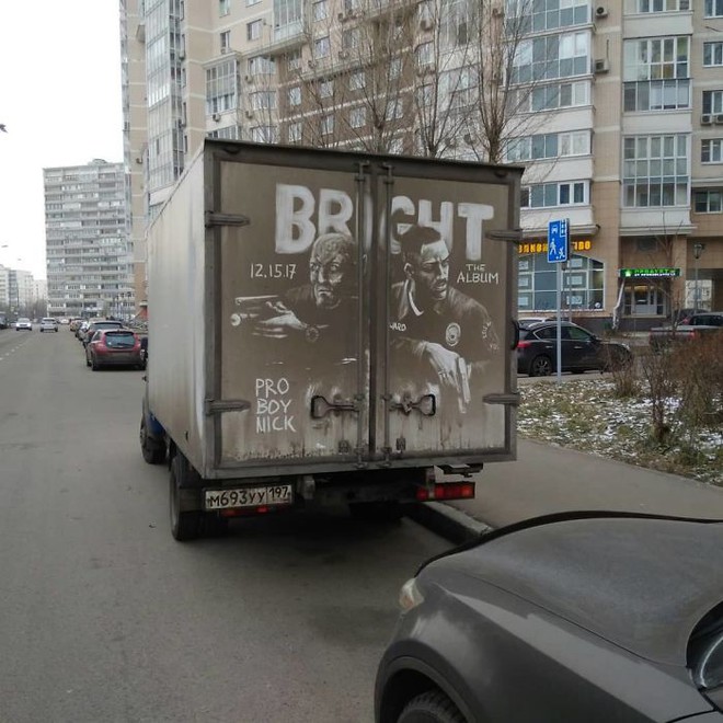 Chàng nghệ sĩ người Nga và những tác phẩm hội họa tuyệt đẹp được vẽ nên từ lớp bụi dày trên ô tô Russian-artist-continues-to-turn-cars-and-dirty-roads-into-art-5b35837bcc6a2700-15305295868091609790846