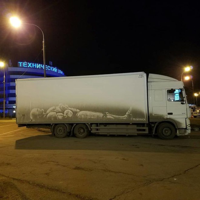 Chàng nghệ sĩ người Nga và những tác phẩm hội họa tuyệt đẹp được vẽ nên từ lớp bụi dày trên ô tô Russian-artist-continues-to-turn-cars-and-dirty-roads-into-art-5b3583bb87d9b700-15305294778981858940250
