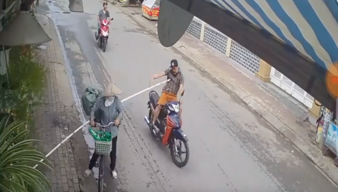 Đăk Lăk: Ninja nón lá tung gậy như ý hạ gục một tài xế xe máy - Ảnh 2.