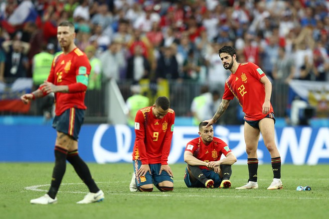 Dàn sao Tây Ban Nha sụp đổ, bật khóc tức tưởi sau khi chia tay World Cup 2018 - Ảnh 1.