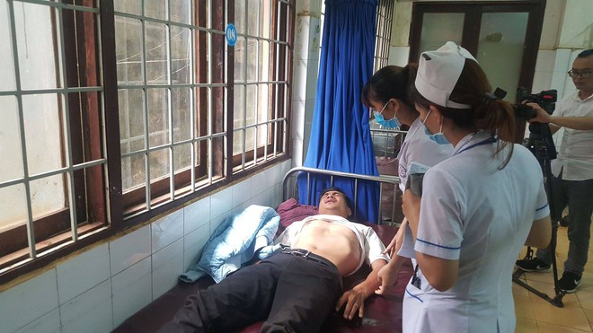 2 xe giường nằm n&aacute;t b&eacute;t sau c&uacute; va chạm kinh ho&agrave;ng, 25 người bị thương - Ảnh 2.