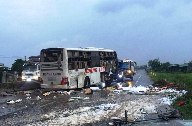 Xe Hoàng Long tai nạn ở Bình Thuận: 2 người chết 7 người bị thương - Ảnh 1.