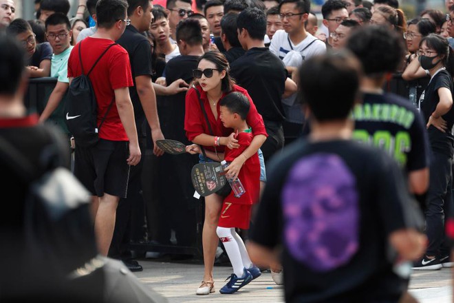 Ronaldo gây náo loạn ở Trung Quốc, một fan nhí khóc ngất - Ảnh 3.