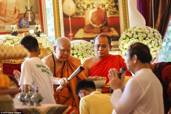 Sau ngày ra viện, đội bóng nhí Thái Lan đi chùa để cầu nguyện cho người thợ lặn đã mất khi giải cứu các em - Ảnh 5.