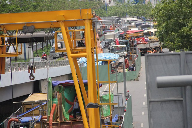 Đại lộ dài 300 năm ở Sài Gòn bị sụt lún, giao thông trục Đông - Tây bị phong tỏa nhiều giờ - Ảnh 3.