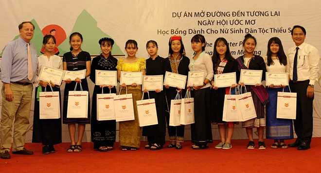 Trao học bổng &ldquo;khủng&rdquo; cho 50 nữ sinh d&acirc;n tộc thiểu số c&oacute; th&agrave;nh t&iacute;ch học tập xuất sắc - Ảnh 1.