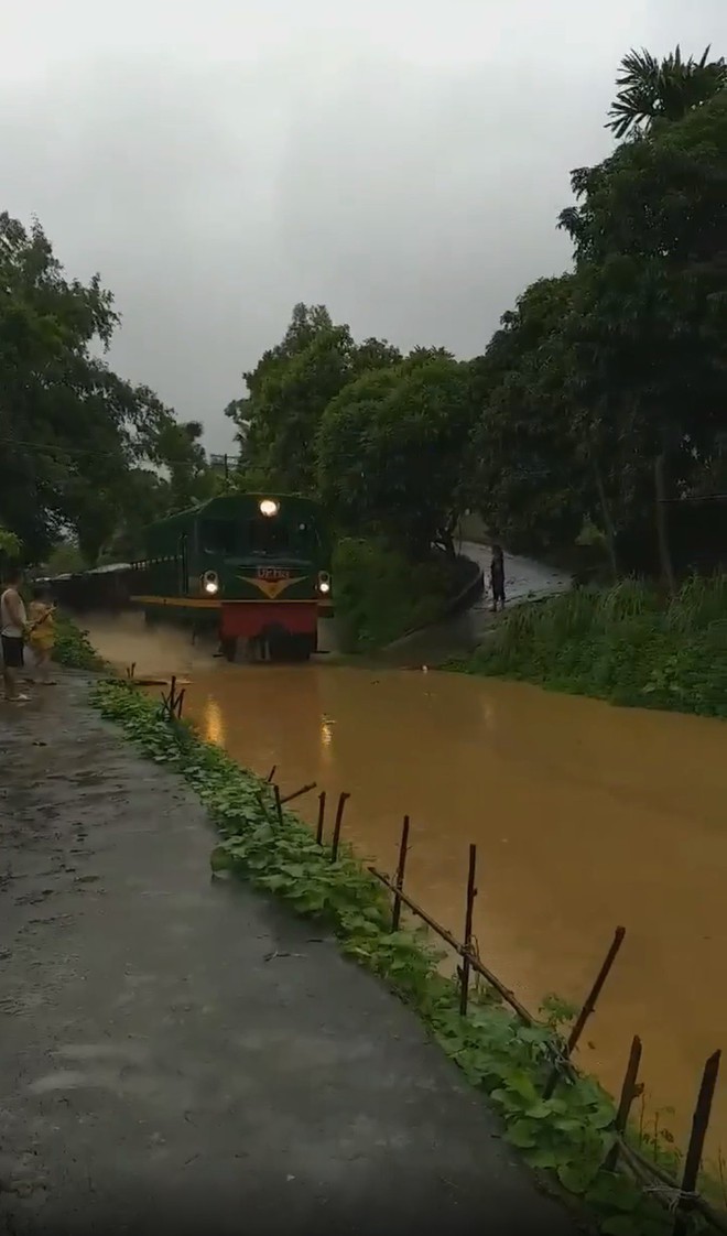 Yên Bái: Người dân đổ ra xem tàu hỏa chạy trong nước ngập lụt chẳng khác gì... tàu thủy - Ảnh 2.