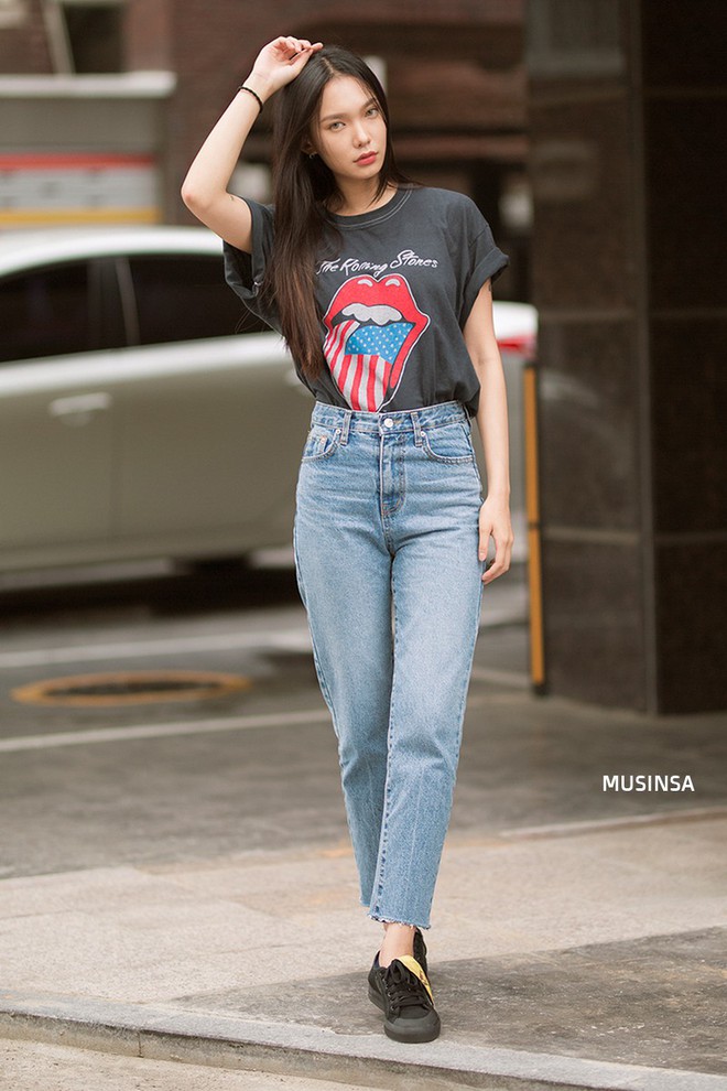 Street style ngập tràn áo phông đẹp hết nấc của giới trẻ Hàn tuần qua chứng minh đây luôn là item số 1 của mùa hè - Ảnh 12.