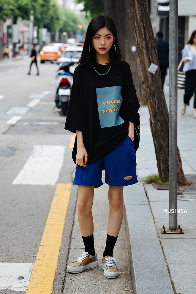 Street style ngập tràn áo phông đẹp hết nấc của giới trẻ Hàn tuần qua chứng minh đây luôn là item số 1 của mùa hè - Ảnh 3.