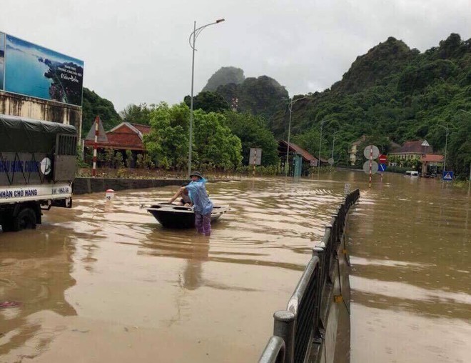 Quảng Ninh: Mưa lớn gây ngập úng cục bộ chia cắt  QL 18A, nhiều phương tiện phải tạm dừng di chuyển - Ảnh 3.