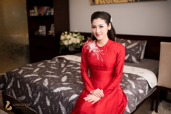 Cô dâu Tú Anh mặc áo dài đỏ, xinh đẹp rạng rỡ trước giờ tổ chức hôn lễ tại Hà Nội - Ảnh 2.