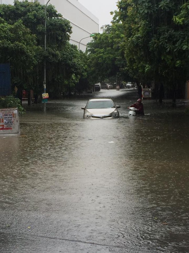 Cảnh báo ngập lụt ở nhiều tuyến đường nội thành Hà Nội sau cơn mưa lớn suốt đêm - Ảnh 13.