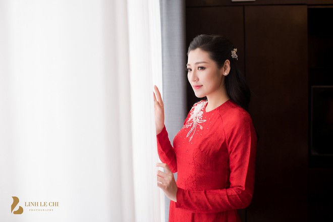 Cô dâu Tú Anh mặc áo dài đỏ, xinh đẹp rạng rỡ trước giờ tổ chức hôn lễ tại Hà Nội - Ảnh 3.