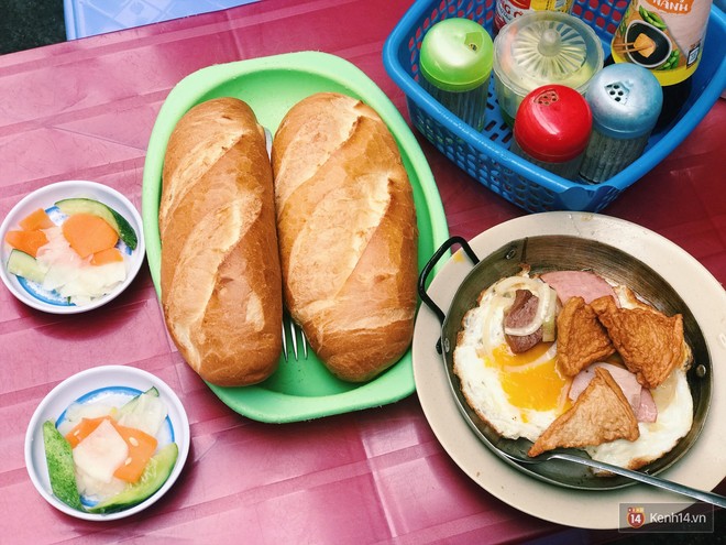 Tìm về hương vị ẩm thực truyền thống Sài Gòn ở tiệm bánh mì chảo 60 năm tuổi - Ảnh 3.