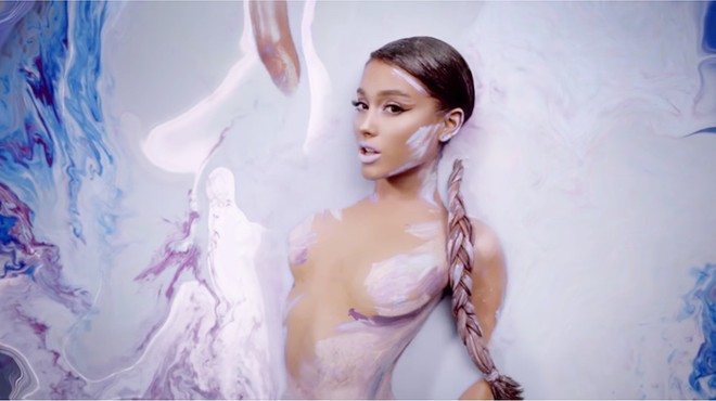 Ariana Grande comeback thành công, đã thế còn kéo theo cả trend makeup vẩy sơn trở nên hot không tưởng  - Ảnh 1.