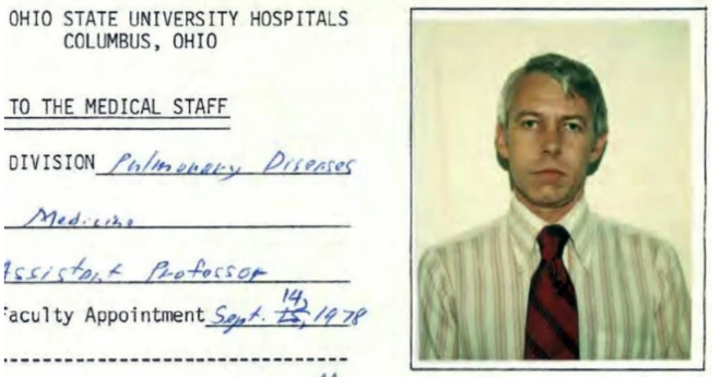 B&aacute;c sĩ Mỹ đ&atilde; chết bị hơn 100 sinh vi&ecirc;n tố lạm dụng t&igrave;nh dục g&acirc;y chấn động - Ảnh 1.