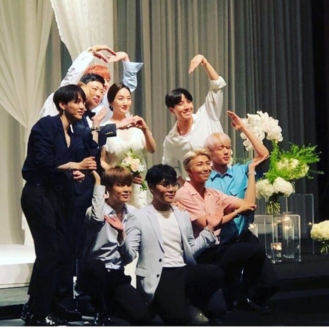 Bất ngờ chưa, BTS vừa mang siêu hit DNA đi hát... đám cưới - Ảnh 2.