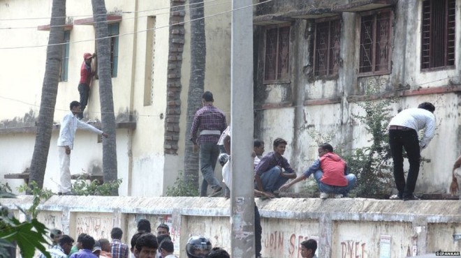 Gian lận thi cử kinh khủng ở Ấn Độ: Thành lập băng đảng mafia, trèo tường tòa nhà 5 tầng để ném phao thi - Ảnh 8.