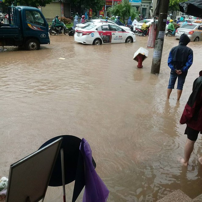 Cảnh báo ngập lụt ở nhiều tuyến đường nội thành Hà Nội sau cơn mưa lớn suốt đêm - Ảnh 4.