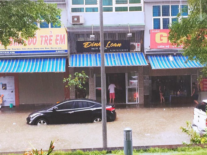 Cảnh báo ngập lụt ở nhiều tuyến đường nội thành Hà Nội sau cơn mưa lớn suốt đêm - Ảnh 5.