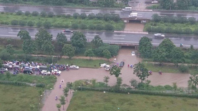 Cảnh báo ngập lụt ở nhiều tuyến đường nội thành Hà Nội sau cơn mưa lớn suốt đêm - Ảnh 6.