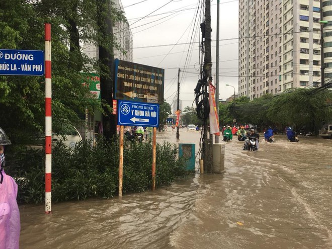 Cảnh báo ngập lụt ở nhiều tuyến đường nội thành Hà Nội sau cơn mưa lớn suốt đêm - Ảnh 9.