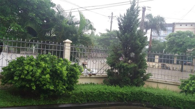Cảnh báo ngập lụt ở nhiều tuyến đường nội thành Hà Nội sau cơn mưa lớn suốt đêm - Ảnh 12.