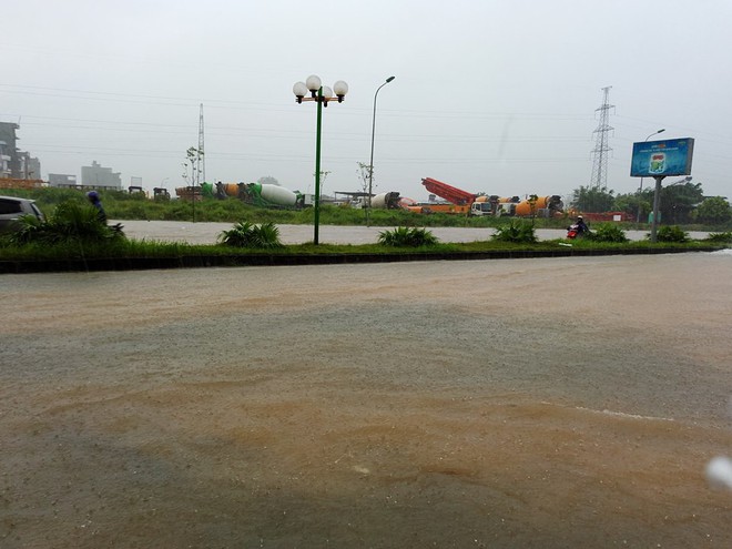 Chùm ảnh: Sau đêm mưa lớn, Hà Nội ngập bốn bề, xe cộ chết máy la liệt - Ảnh 9.