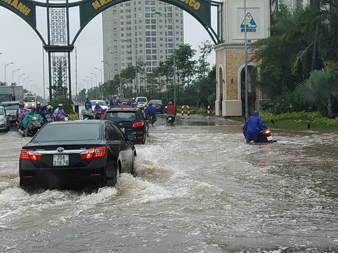 Mưa lụt mệt mỏi mà còn bị người yêu hành bắt đi mua đồ ăn, chàng trai quyết định chia tay cô bạn gái quá đòi hỏi - Ảnh 1.