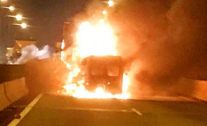 Xe khách 16 chỗ tông xe container rồi bốc cháy ngùn ngụt trên cao tốc Long Thành - Dầu Giây, 2 người tử vong - Ảnh 1.