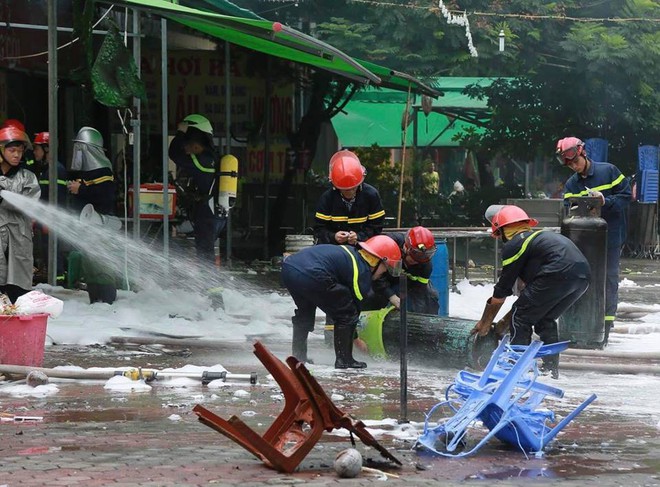 H&agrave; Nội: Ch&aacute;y lớn qu&aacute;n lẩu tr&ecirc;n đường Nguyễn Hữu Thọ, một người mắc kẹt tử vong - Ảnh 6.