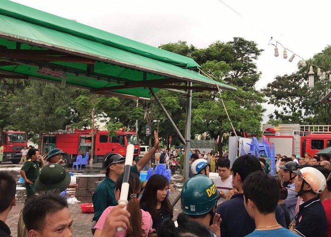 H&agrave; Nội: Ch&aacute;y lớn qu&aacute;n lẩu tr&ecirc;n đường Nguyễn Hữu Thọ, một người mắc kẹt tử vong - Ảnh 7.
