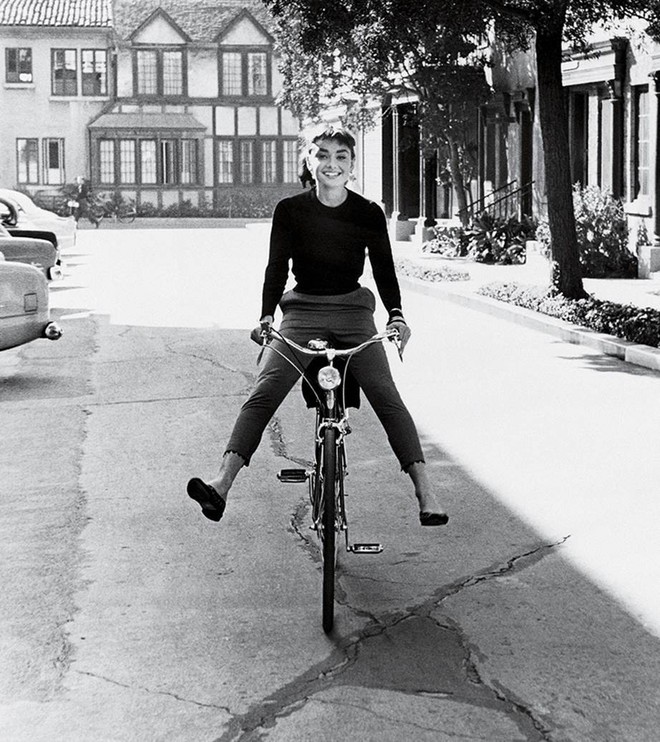 Chỉ có thể là biểu tượng thời trang Audrey Hepburn: Diện đồ tối giản, đậm chất “tomboy” mà vẫn đẹp đến nao lòng - Ảnh 1.