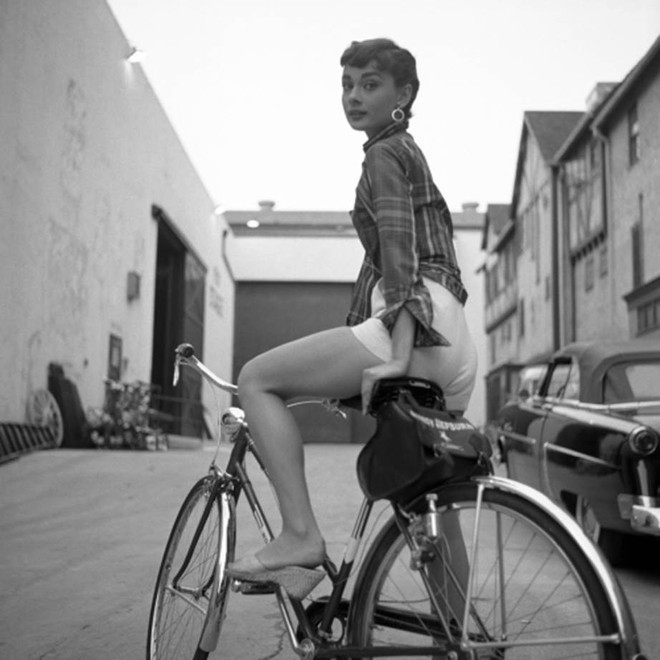 Chỉ có thể là biểu tượng thời trang Audrey Hepburn: Diện đồ tối giản, đậm chất “tomboy” mà vẫn đẹp đến nao lòng - Ảnh 2.
