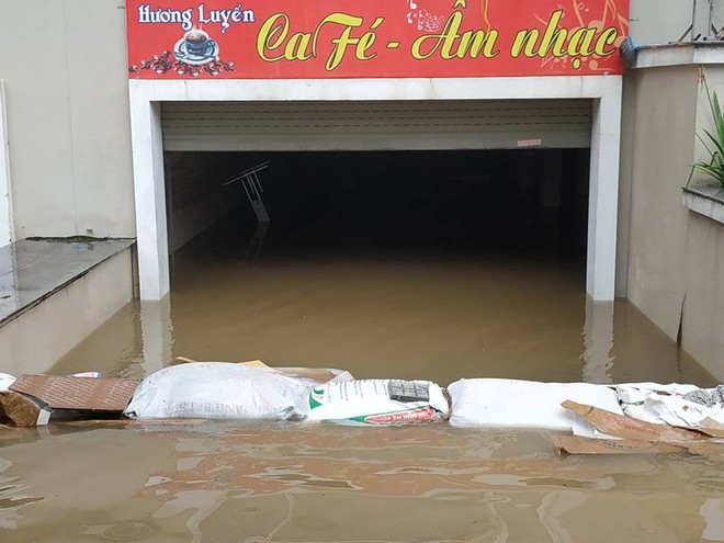 Hà Nội: Nước ngập sâu cả mét, người dân đắp đê chống lũ trước cửa nhà - Ảnh 6.