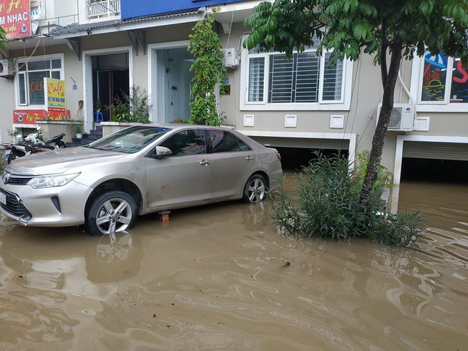 Hà Nội: Nước ngập sâu cả mét, người dân đắp đê chống lũ trước cửa nhà - Ảnh 5.