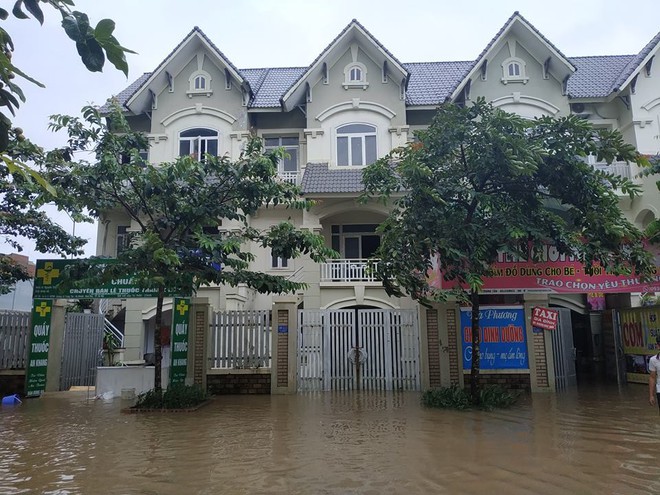 Hà Nội: Nước ngập sâu cả mét, người dân đắp đê chống lũ trước cửa nhà - Ảnh 3.