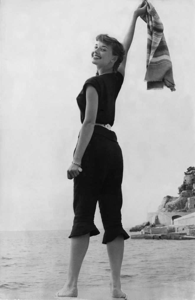 Chỉ có thể là biểu tượng thời trang Audrey Hepburn: Diện đồ tối giản, đậm chất “tomboy” mà vẫn đẹp đến nao lòng - Ảnh 11.