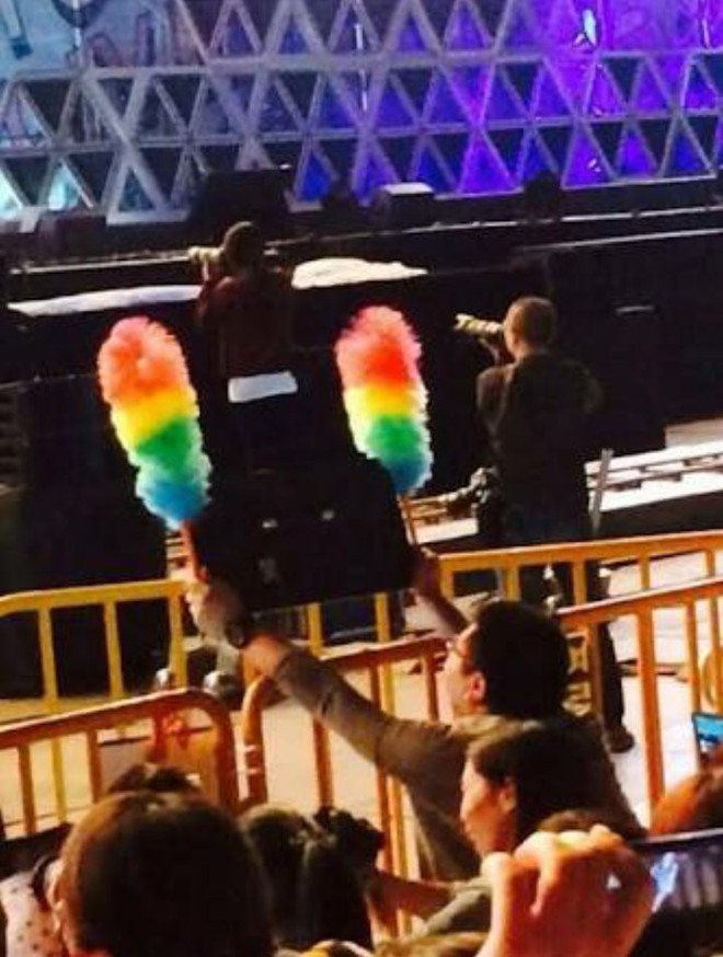 Biết phải chờ SM d&agrave;i cổ, fan lấy chổi l&ocirc;ng tứ sắc l&agrave;m lightstick cho Red Velvet từ 4 năm trước - Ảnh 3.