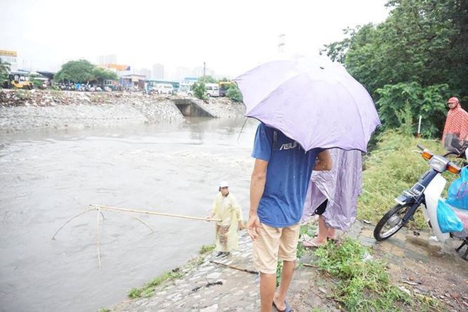 Người dân Hà Nội đổ xô ra sông bắt cá sau cơn mưa - Ảnh 5.
