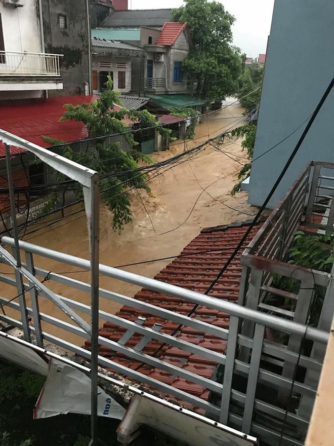Ph&uacute; Thọ: B&agrave;n ghế giường tủ tr&ocirc;i&hellip; thị trấn ngập trong biển nước - Ảnh 5.