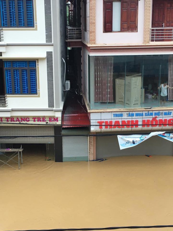 Phú Thọ: Bàn ghế giường tủ trôi… thị trấn ngập trong biển nước - Ảnh 6.