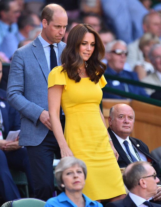 Mặc đẹp là thế, ai ngờ mẫu váy vàng rực rỡ này của Công nương Kate lại từng bị Hoàng tử William ví như 1 quả chuối - Ảnh 7.