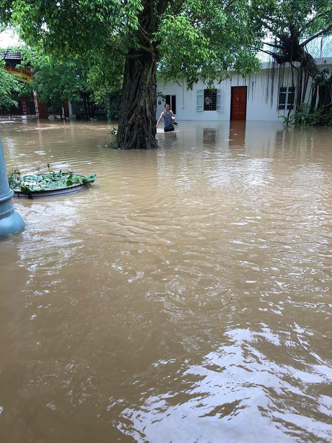 Phú Thọ: Bàn ghế giường tủ trôi… thị trấn ngập trong biển nước - Ảnh 7.