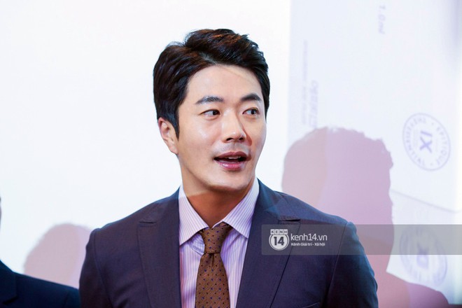 Cận cảnh vẻ lịch lãm ở tuổi 42 của tài tử Kwon Sang Woo trong tiệc VIP cùng dàn nghệ sĩ Vbiz - Ảnh 2.