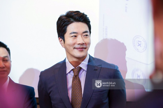 Cận cảnh vẻ lịch lãm ở tuổi 42 của tài tử Kwon Sang Woo trong tiệc VIP cùng dàn nghệ sĩ Vbiz - Ảnh 3.