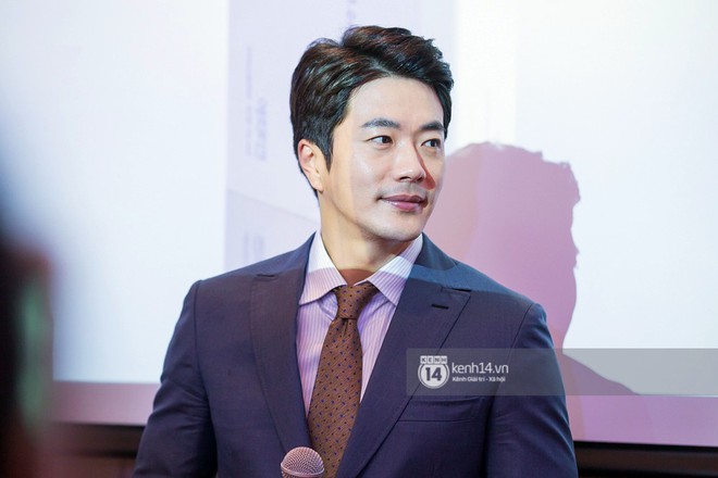 Cận cảnh vẻ lịch lãm ở tuổi 42 của tài tử Kwon Sang Woo trong tiệc VIP cùng dàn nghệ sĩ Vbiz - Ảnh 4.