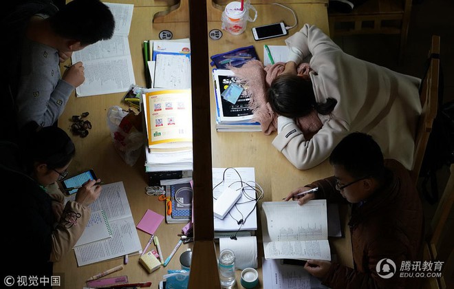 Hình ảnh nữ sinh Trung Quốc cặm cụi học bài trên tàu điện ngầm: Còn nơi nào áp lực học tập nặng nề hơn quốc gia này không? - Ảnh 4.