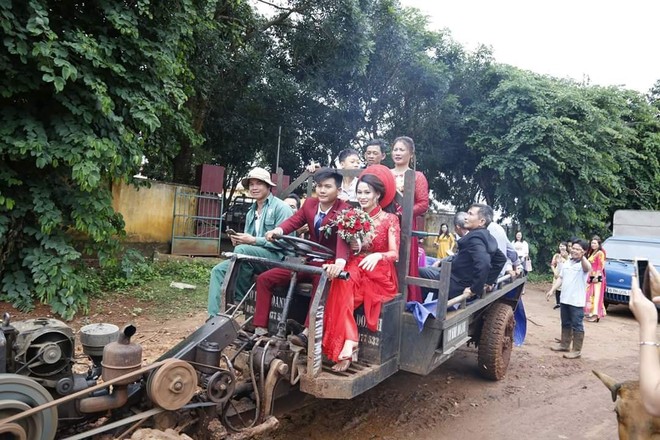 Đường lầy lội, chú rể bỏ ô tô rước dâu bằng công nông khiến nhiều người xôn xao